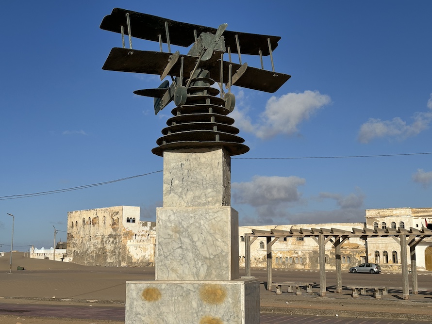 monument en hommage à l'aéropostale à Tarfaya